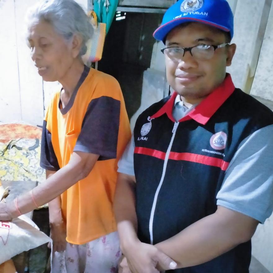 UPZ PT Semen Indonesia Kembali Berikan Santunan Kepada Lansia Dhuafa Desa Tuwirikulon